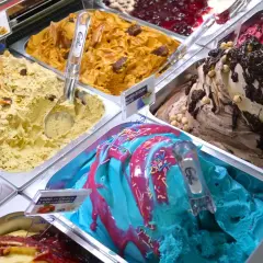 Bunte Eiscreme-Sorten, von Pistazie bis Erdbeer-Vanille, versprechen das beste Eis der Welt. Ein Fest für die Sinne!