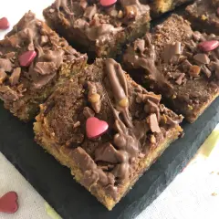 Chokladkakor i långpanna, toppade med smält choklad, nötter och rosa hjärtan. Perfekt för alla hjärtans dag!
