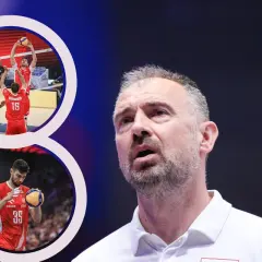 Trener siatkarzy reprezentacji Polski w akcji. W kadrach widać zawodników w czerwonych strojach podczas meczu.