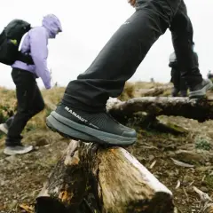 Dobre buty w Tatry to klucz do komfortowej wędrówki. Na zdjęciu widać turystów w solidnych butach z membraną Gore-Tex, pokonujących przeszkody na szlaku.
