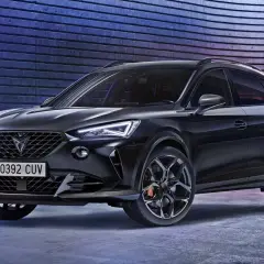 Czarny SUV Cupra Formentor z agresywnym grillem i sportowymi felgami. Cupra to marka dla tych, którzy szukają emocji.