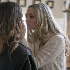 Ostre przedmioty obsada: Amanda Seyfried i inna aktorka w intymnym uścisku, pełnym napięcia.