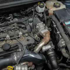 Silnik 1.7 CDTI z widocznymi przewodami paliwowymi, turbosprężarką i akumulatorem.