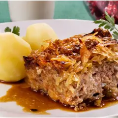 En bit farmors kålpudding med kokt potatis och lingon.