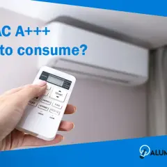 Mano sujetando control remoto de aire acondicionado A+++, preguntando cuánto consume.