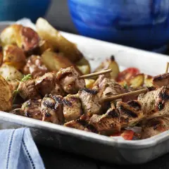Grillade spett med kött, rostade potatisar och citron. Ett perfekt souvlaki recept för sommaren.
