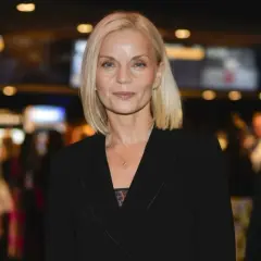 Małgorzata Foremniak w czarnej marynarce, z blond włosami i delikatnym makijażem. Ile lat ma Małgorzata Foremniak? Wiek aktorki to 56 lat.