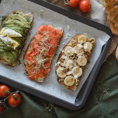 Trzy tosty na śniadanie: z awokado i jajkiem, łososiem i kiełkami, bananem i orzechami. Idealne, gdy zastanawiasz się, czym smarować chleb przy wysokim cholesterolu.