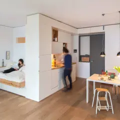 Un letto sospeso e una cucina a scomparsa: ecco delle fantastiche idee salvaspazio per case piccole.