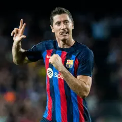 Piłkarz FC Barcelona, Robert Lewandowski, świętuje hat trick, pokazując trzy palce.