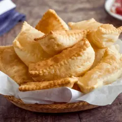 Cesto di gnocco fritto modenese dorato e soffice, pronto per essere gustato con salumi.