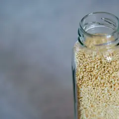 Semi di sesamo in un barattolo di vetro, pronti per la gomasio ricetta.