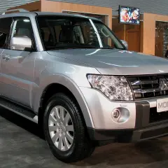 Mitsubishi Montero plateado, listo para cualquier aventura. Su robusto diseño y el peso de su nombre inspiran confianza.