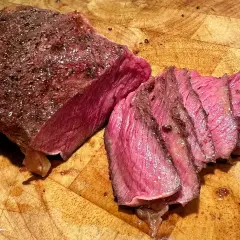 En saftig entrecote, perfekt stekt till innertemp. Skivorna visar en vacker rosa färg.