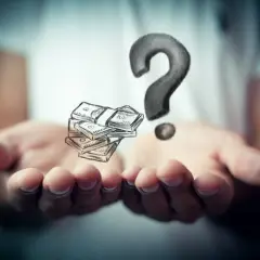 Mains ouvertes tenant des liasses de billets dessinées, avec un point d'interrogation au-dessus. Une question sur la participation aux bénéfices.