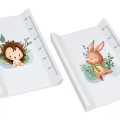 Dwa białe przewijaki z motywami zwierzątek. Jeden z jeżykiem, drugi z zajączkiem. Oba mają podziałkę centymetrową. Czy twardy czy miękki, oba są urocze!