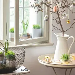 Osterdeko-Ideen: Ein Zweig mit Ostereiern und Frühlingsgrün am Fenster. Ab wann kann man diese Deko aufstellen?