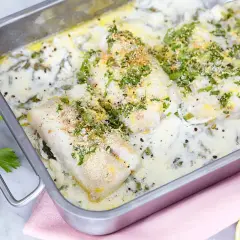 Ugnsbakad torsk i krämig sås, toppad med färska örter och ströbröd. En härlig rätt som doftar sommar.
