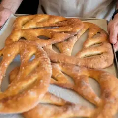 Une fougasse aux grattons feuilletée, dorée et croustillante, sort du four. Un délice à partager !