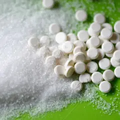Zucker und Süßstofftabletten, die Acesulfam K enthalten, für einen gesunden Lebensstil.