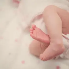 Czemu 6-miesięczne dziecko budzi się w nocy co godzinę i jak to zmienić?