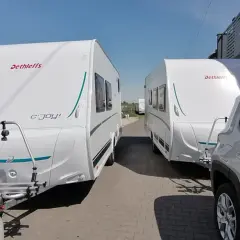Jakie uprawnienia do przyczepy kempingowej? Nie daj się zaskoczyć!