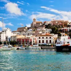 Trzecia co do wielkości wyspa Balearów – co warto wiedzieć o Ibizie
