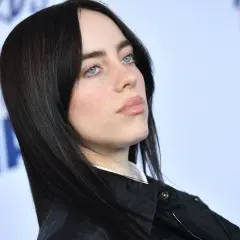 Billie Eilish z niebieskimi oczami i ciemnymi włosami. Zastanawiasz się, ile kosztuje bilet na koncert Billie Eilish?