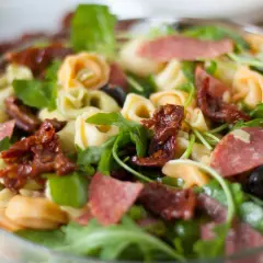 Sałatka z tortellini, szpinakiem, szynką i jajkiem - pomysł na obiad