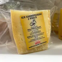 Sery sandomierskie w opakowaniach próżniowych, jeden z nich z etykietą "Ser Sandomierski z piwem".