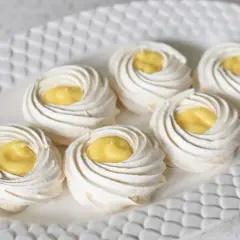 Små marängbottnar fyllda med krämig lemoncurd. Dessa pavlova med lemoncurd ser ljuvliga ut!