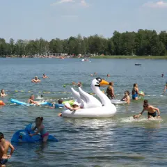 Atrakcje nad jeziorem Firlej: Odkryj niezapomniane przygody i relaks