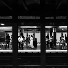 Ludzie czekają na peronie metra w Nowym Jorku. Ta street photography uchwyciła momenty z życia miasta.