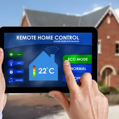 Controla tu hogar con domótica en casa sencilla. Una tablet muestra la interfaz para ajustar la temperatura, luces, seguridad y entretenimiento.