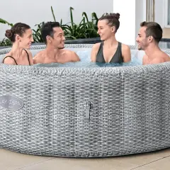 Cztery osoby cieszą się relaksem w dmuchanym jacuzzi Lay-Z-Spa Bali.