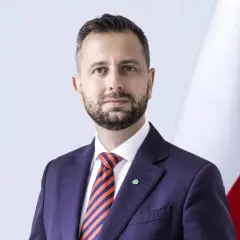 Władysław Kosiniak-Kamysz w garniturze i krawacie, na tle flagi Polski. Czyżby to początek romansu z polityką?