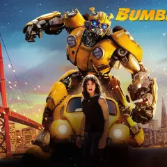 Bumblebee, en gul robot, står bakom en ung kvinna framför en gul Volkswagen Bubbla. I bakgrunden syns Golden Gate-bron och San Franciscos skyline. Rollistan i Bumblebee är imponerande.