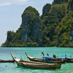 Piękne, turkusowe morze i łodzie przy skalistych wyspach. Idealna pogoda na Phuket w listopadzie.
