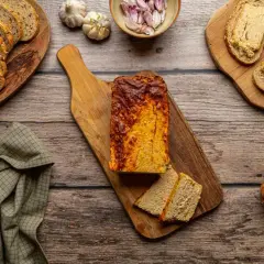 Domowy pasztet z mięsa z rosołu, idealny na kromce chleba. Obok czosnek i cebula.