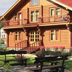 Jak wyczyścić dom z bali bez ryzyka uszkodzenia drewna