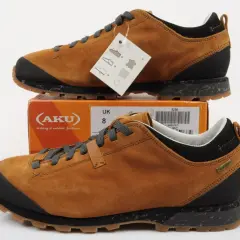 Brązowe buty trekkingowe Aku Bellamont z zamszu, z czarnymi elementami i podeszwą Vibram. Idealne na górskie wędrówki.