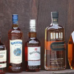 Pięć butelek szkockiej whisky, w tym Edradour 10, Claymore, Whyte & Mackay 13, Nomad i Antiquary 12. Nomad ma 41,3% alkoholu.