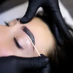 Laminacja brwi vs henna pudrowa: Co wybrać dla perfekcyjnych brwi?
