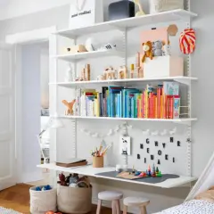 Ein schmales kleines Kinderzimmer einrichten: Bücherregal mit Spielzeug, Büchern und Bastelmaterialien. Ein Bett mit Baldachin und ein Spielzelt.