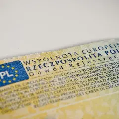 Brak miejsca w dowodzie rejestracyjnym to problem przy wyjeździe za granicę. Dokument z PL i gwiazdkami UE.