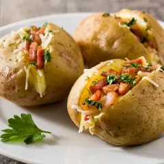 Trzy pieczone ziemniaki z serem, boczkiem i natką pietruszki. Idealne, gdy mam tylko ziemniaki co na obiad.