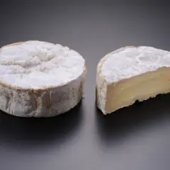 Deux camemberts, l'un entier, l'autre coupé, évoquant le top 10 des fromages les plus connus au monde.