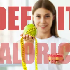 Donna con mela e ciambella, simbolo di deficit calorico. La scelta tra salute e tentazione.