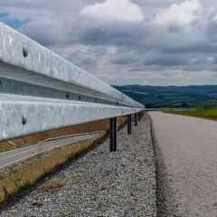 Leitplanken schützen auf dieser kurvigen Landstraße. Sie sind aus Metall und sollen Fahrzeuge im Falle eines Aufpralls abfangen.