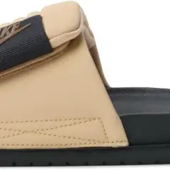 Klapki Nike Offcourt w kolorze beżowym z czarną podeszwą i logo Nike. Idealne na co dzień.